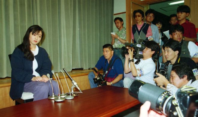 不伦：那些背离“完美形象”的丑闻j9九游会登录盘点近年热点女星(图4)