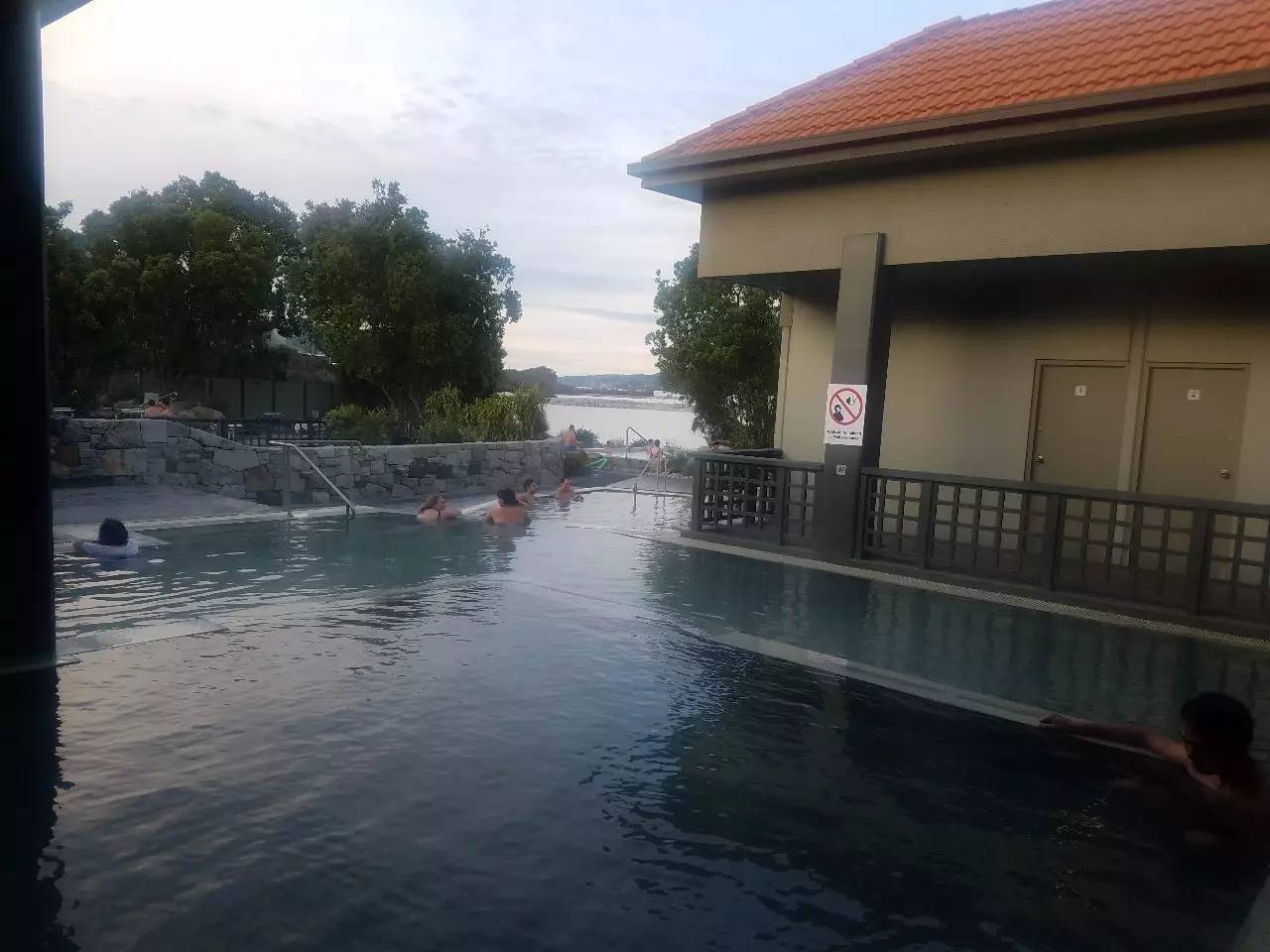 片平静的农场上就出现了一整座霍比特人村落